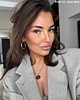 Influencer met gouden hoops oorbellen.