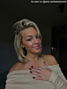 Influencer draagt gouden cross ketting
