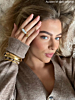 influencer draagt statement bangle goudkleurig
