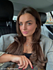 Influencer draagt driedubbele gouden ketting met steentjes