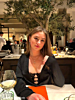 Influencer draagt driedubbele ketting met steentjes
