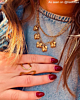 Influencer draagt gouden ring en 2 gouden kettingen