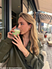 Influencer draagt driedubbele gouden ketting