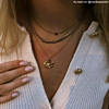 Influencer met gouden ketting