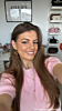 Influencer met hartjes oorbellen Finaste.