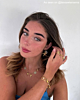 Influencer met zomerse sieraden