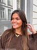 Influencer draagt gouden statement bloem oorbellen