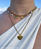 Influencer met gouden necklaceparty
