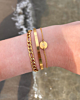 gouden armband om pols
