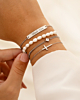 Zilveren armbanden bij model