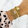 mix van gouden armbanden om pols