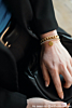 Influencer met tennis armband