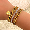 Goudkleurige chunky armparty om de pols