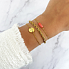 mix en match van armbanden om pols