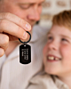 vader en zoon met zwarte sleutelhanger met gravering voor papa