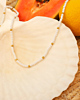 witte kralen ketting op witte schelp