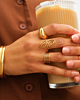 gouden gestreepte ring gecombineerd met andere ringen