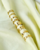 Ruitjes ear cuff in de kleur goud op satijn