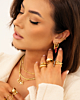 Model draagt gouden earparty