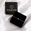Gouden steentjes armband in sieradendoosje