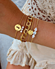gouden armparty met steentjes en initials