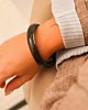 Bangle donkerbruin om pols