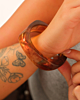 Bruine bangle om pols