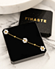 gouden armband met bloemetjes in sieradendoosje