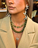 Model met zilveren en groene sieraden