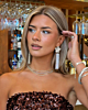 Model met zilveren tennis sieraden