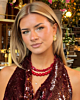 Model met gouden en rode sieraden
