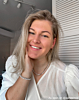 Influencer draagt gouden ketting oorbellen met steentjes