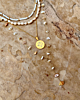 Gouden necklaceparty met steentjes
