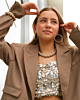 Model met zilveren hoops