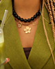 gouden bedelketting met zwarte kralenketting gecombineerd
