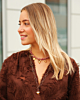 Model draagt gouden necklaceparty
