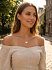 Model met hartjes ketting met gravering