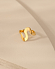 Gouden ring op stenen ondergrond
