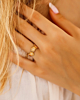 Gouden ring witte bloemen