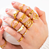 Mix van gouden ringen om handen van model