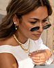 Model draagt parelsieraden