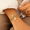 Gouden armparty bij model