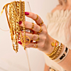 hand met gouden sieraden en ringen
