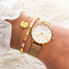 gouden armparty met horloge voor om de pols
