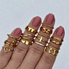 gouden ringen in de hand voor een mooie look