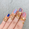 Vingers met mix van gouden ringen