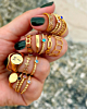 Model draagt gouden ringen mix