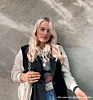 Influencer ring draagt statement ring met steen
