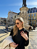 influencer draagt gouden oorbellen