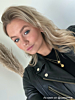 Influencer draagt gouden ketting